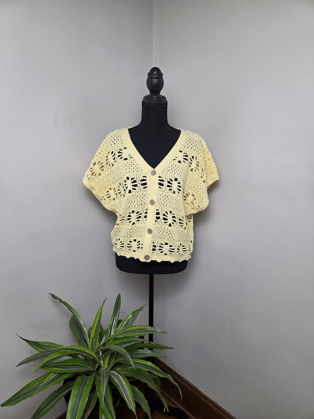 Buckle Womens Yellow V-Neck Cardigan Open Stitch Crochet Flower Size Medium